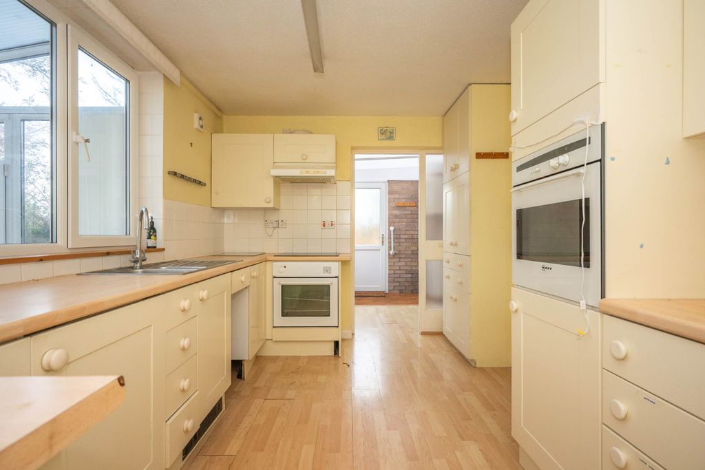 Property photo 2 of 32