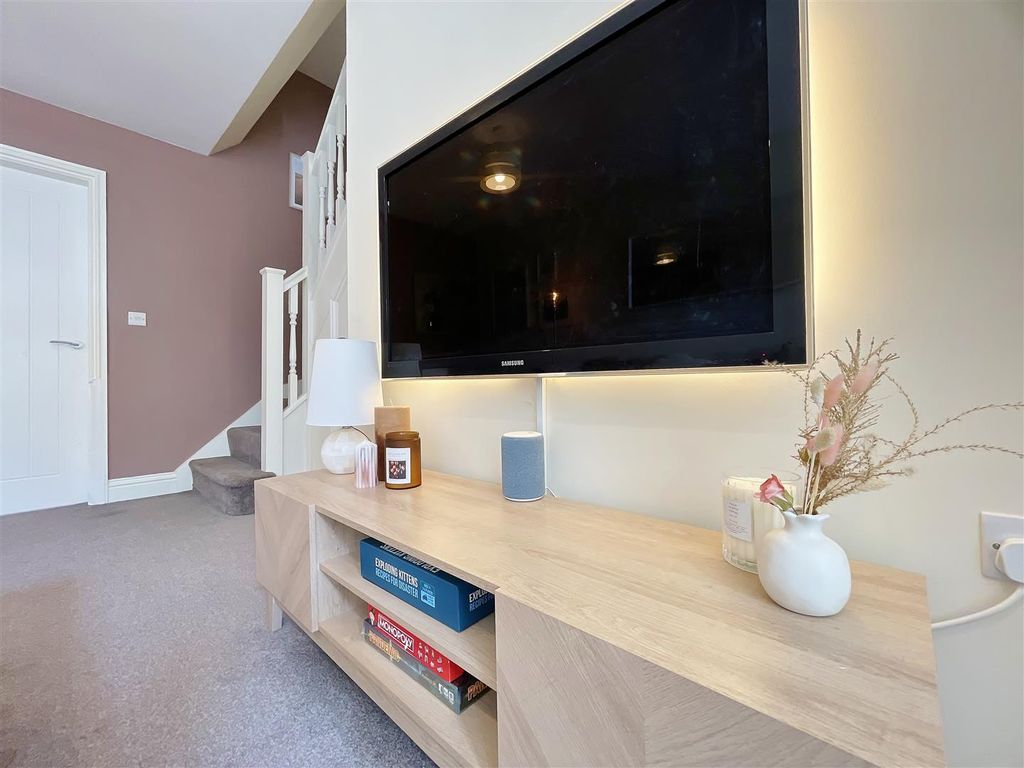 Property photo 3 of 24 Lounge Feature