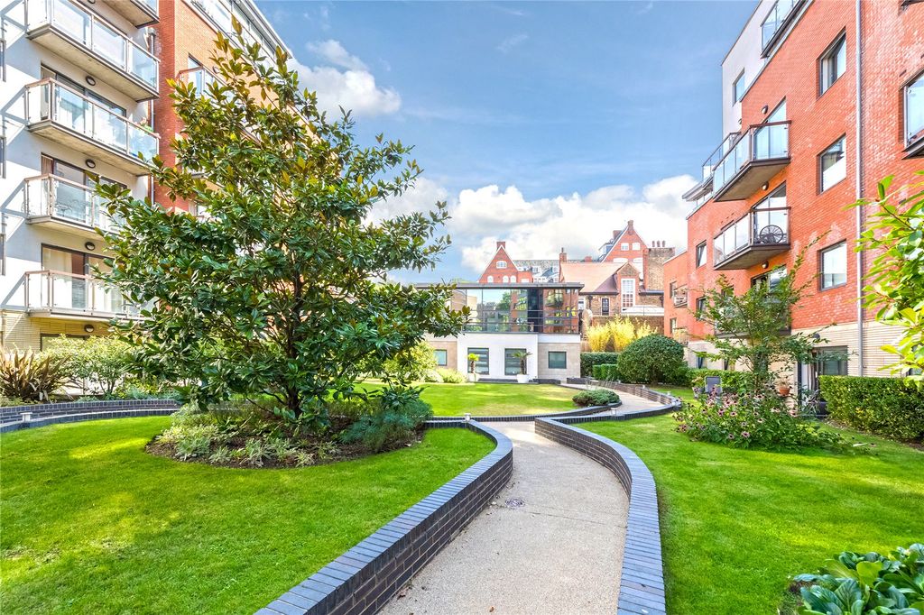 Property photo 1 of 10 Communal Gardens