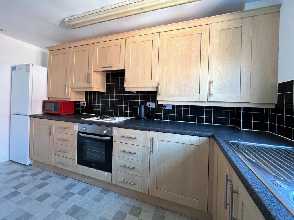 Property photo 3 of 9 Kitchen 2