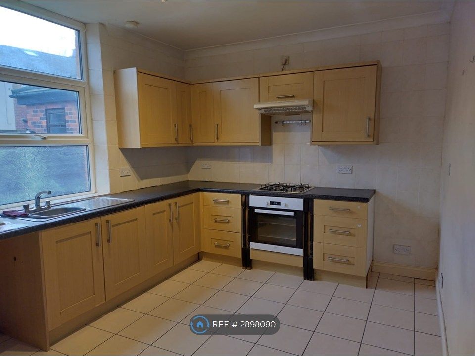 Property photo 3 of 10 Kitchen