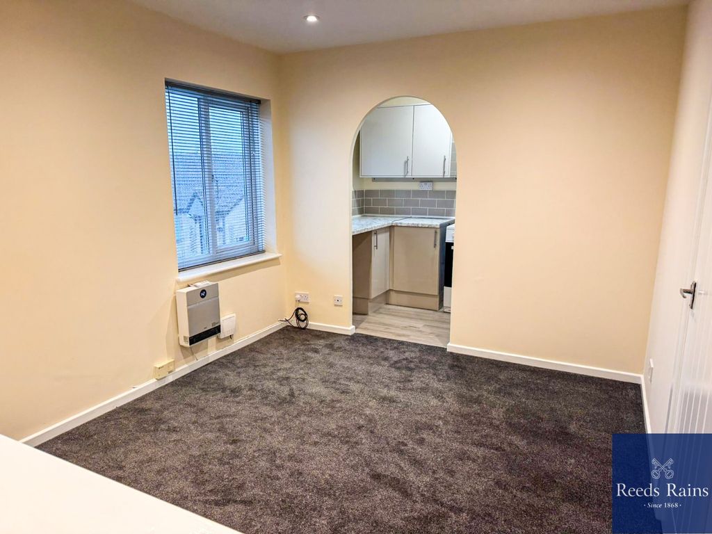 Property photo 2 of 10 Living Room