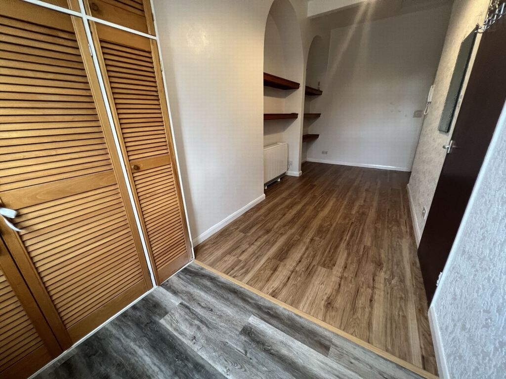 Property photo 3 of 5 Flat