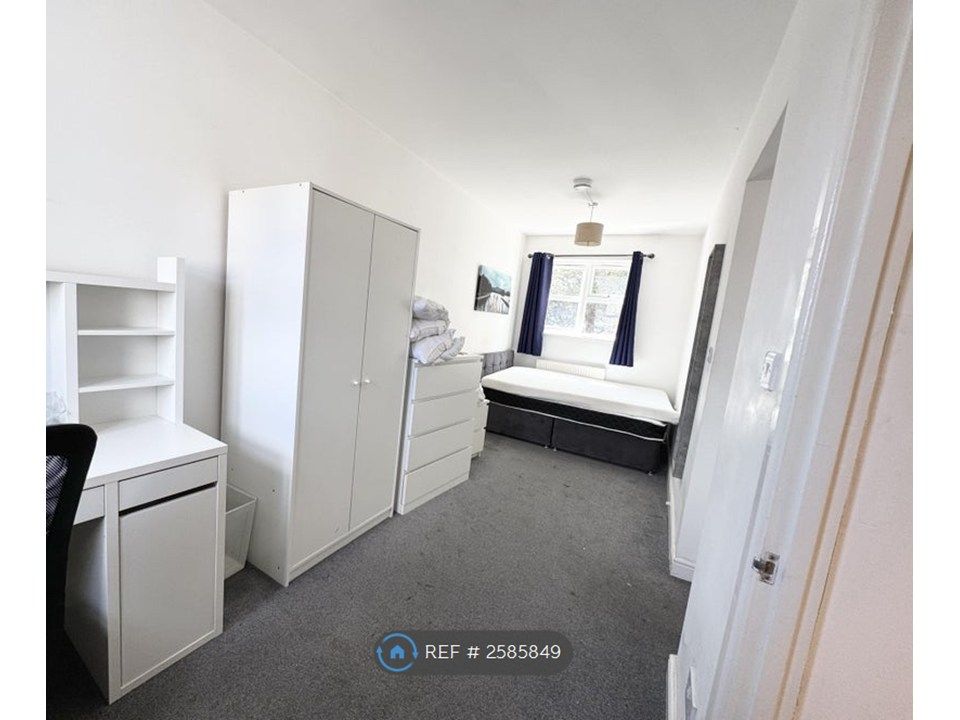 Property photo 1 of 12 Room 6