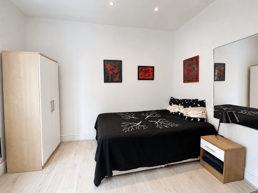 Property photo 3 of 7 11, 234 Dalston 2