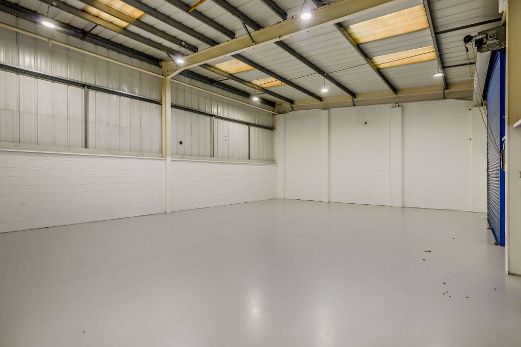 Property photo 3 of 9 8708024-Interior01-800