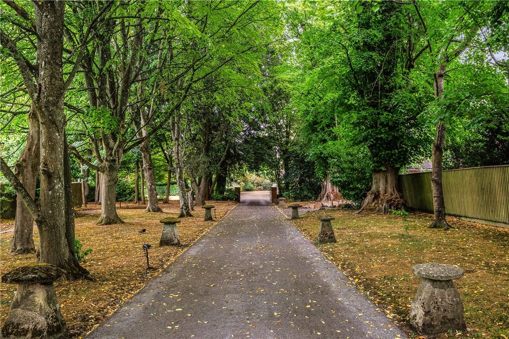 Property photo 2 of 27 Driveway