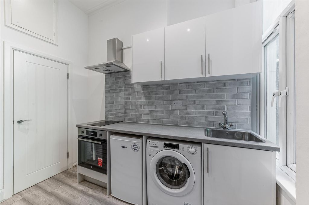 Property photo 2 of 9 Flat 2, 24 Warwick Road-5.Jpg
