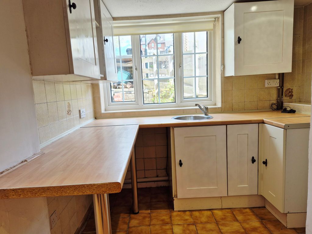 Property photo 3 of 11 Kitchen