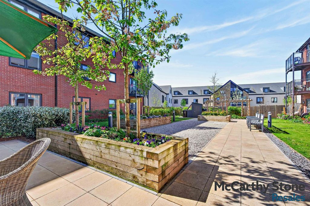 Property photo 2 of 19 Communal Gardens