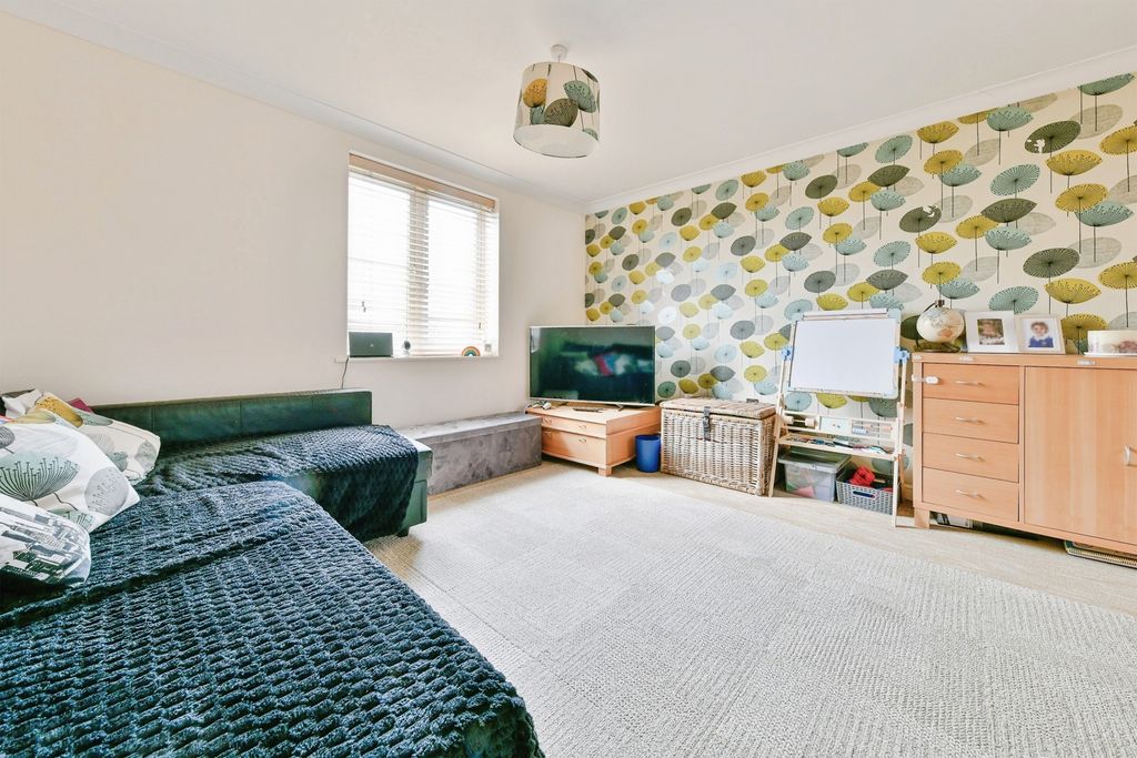 Property photo 2 of 18 Lounge