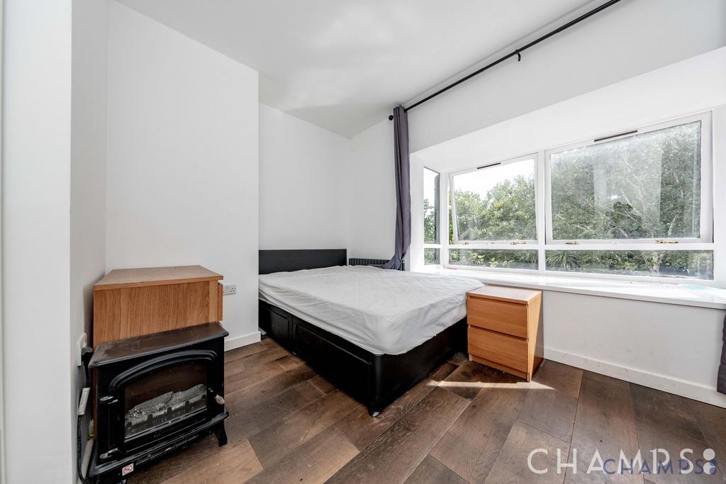 Property photo 1 of 9 Studio In A Shared House