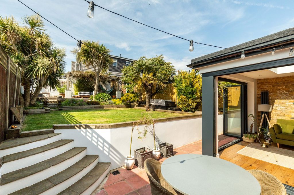 Property photo 1 of 25