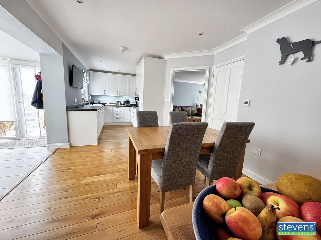 Property photo 3 of 26 Image00018