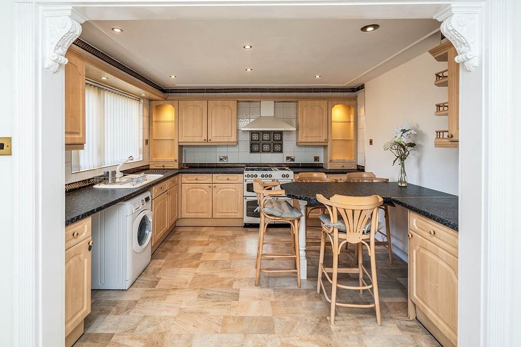 Property photo 3 of 8 Kitchen / Dining Roo