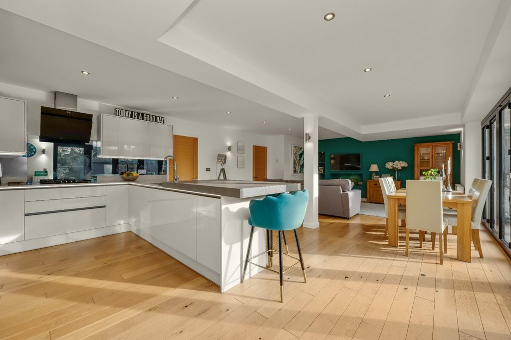 Property photo 2 of 17 Kitchen/Dining Room