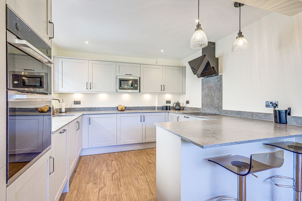 Property photo 2 of 35