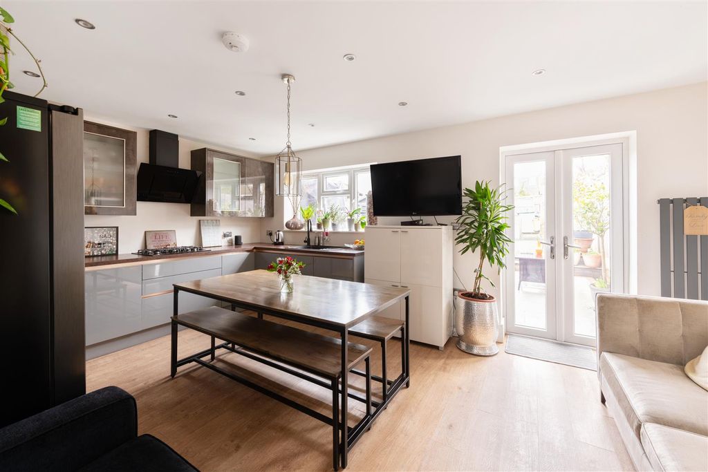 Property photo 1 of 19 Stroud Crescent Hi-1.Jpg