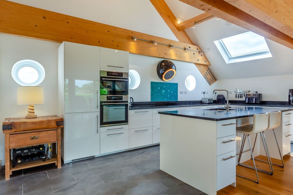 Property photo 3 of 33 P042387_03.Jpg