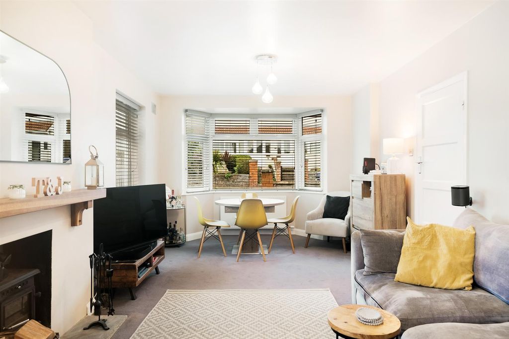 Property photo 3 of 15 Lounge 4.Jpg