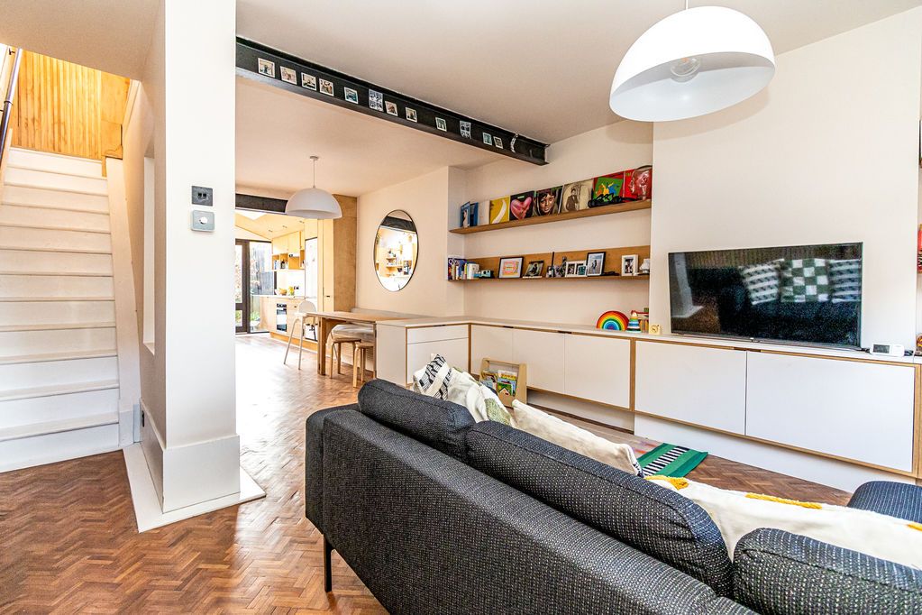 Property photo 2 of 33 .