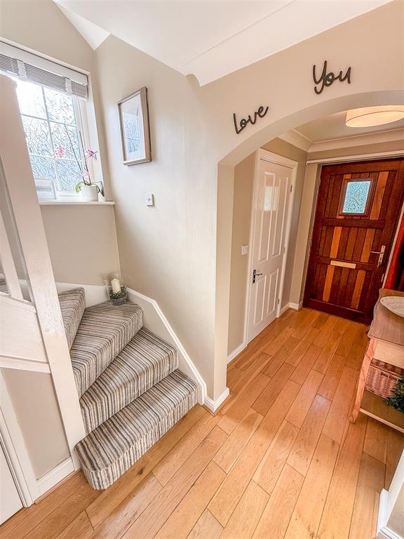 Property photo 3 of 18 Entrance Hall