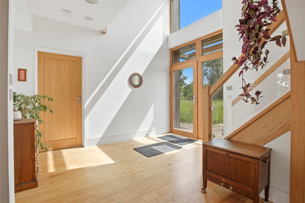 Property photo 3 of 31 Entrance Hall