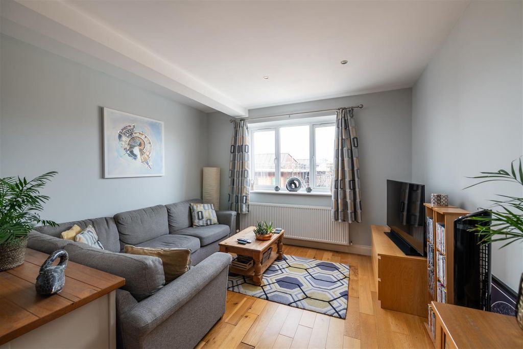 Property photo 3 of 13 Flat 7 100 Victoria Road-6.Jpg