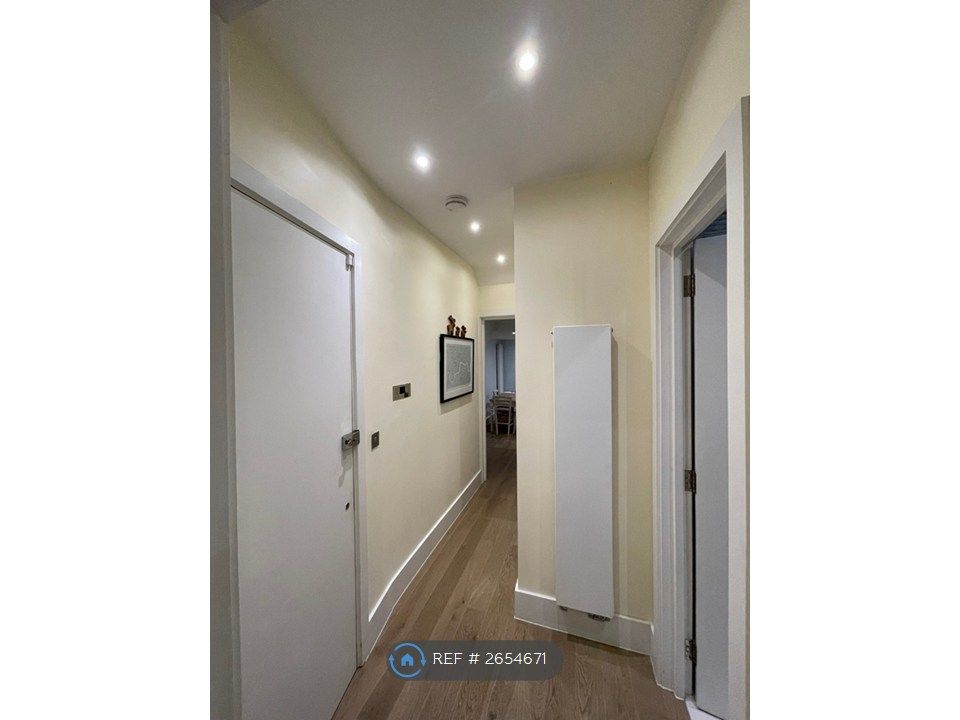 Property photo 3 of 10 Entrance Hallways