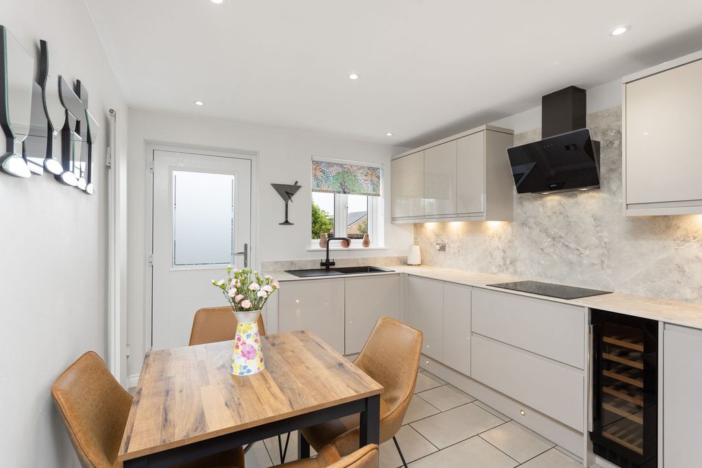 Property photo 2 of 41 Kitchen / Dining Area