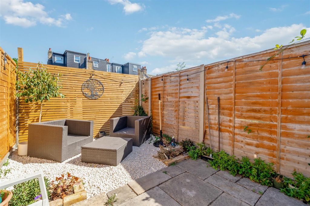 Property photo 2 of 12 Private Garden