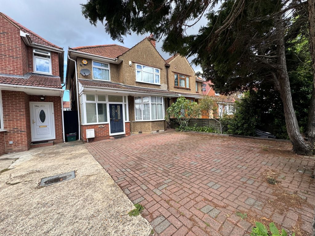 Property photo 1 of 12 5 Bed Semi-Detached House To Rent Hanworth Road, Hounslow Tw4