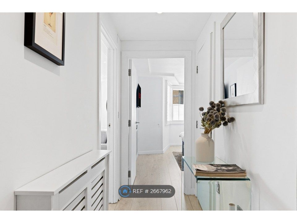 Property photo 2 of 22 Hallway