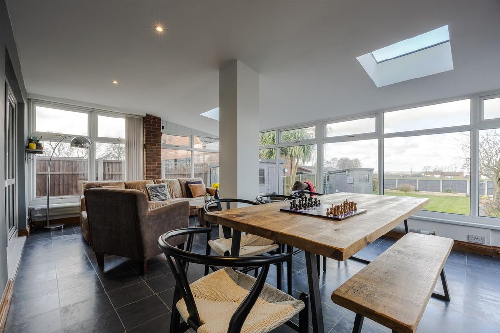 Property photo 2 of 27 Conservatory