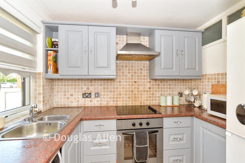Property photo 1 of 10 Kitchen