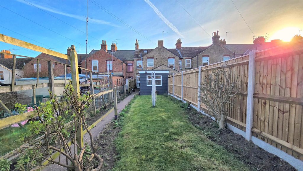 Property photo 2 of 12 Garden