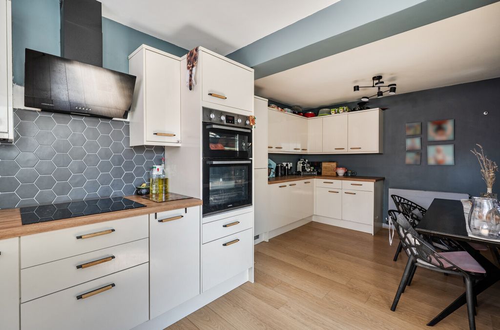 Property photo 3 of 13 1483772-28-6A3E54...