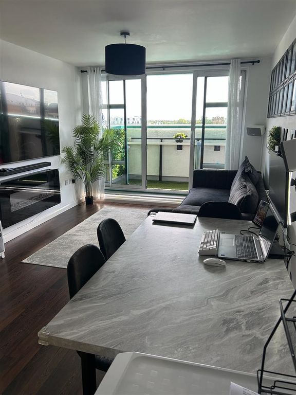 Property photo 2 of 10 Lounge].Jpg