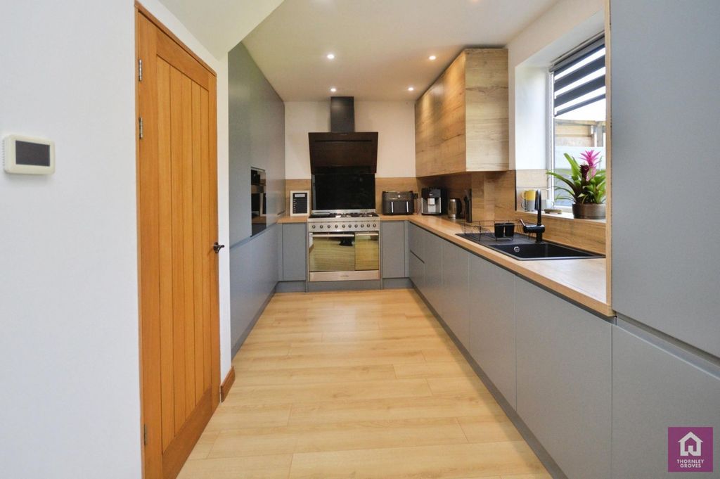 Property photo 3 of 15 Kitchen