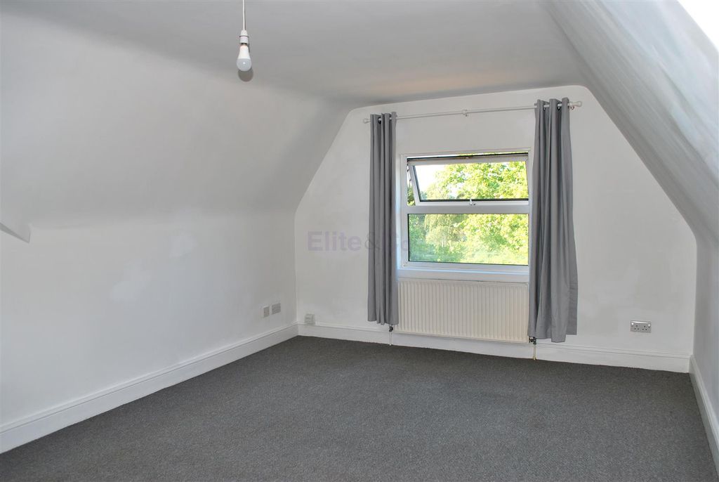 Property photo 2 of 11 Lounge