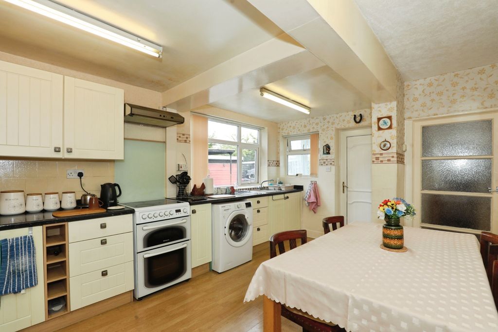 Property photo 2 of 20 Kitchen