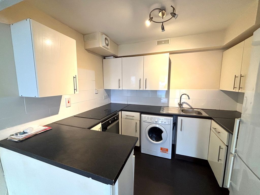 Property photo 3 of 6 Kitchen