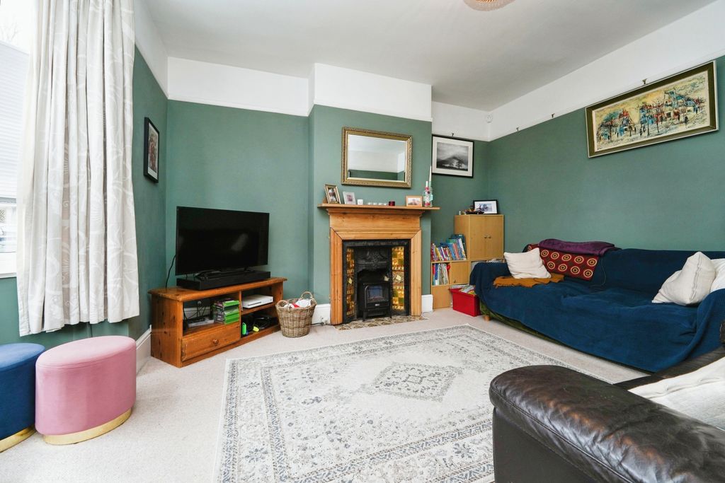 Property photo 2 of 15 Lounge