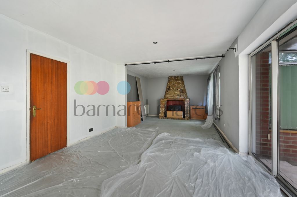 Property photo 3 of 11 Living Room