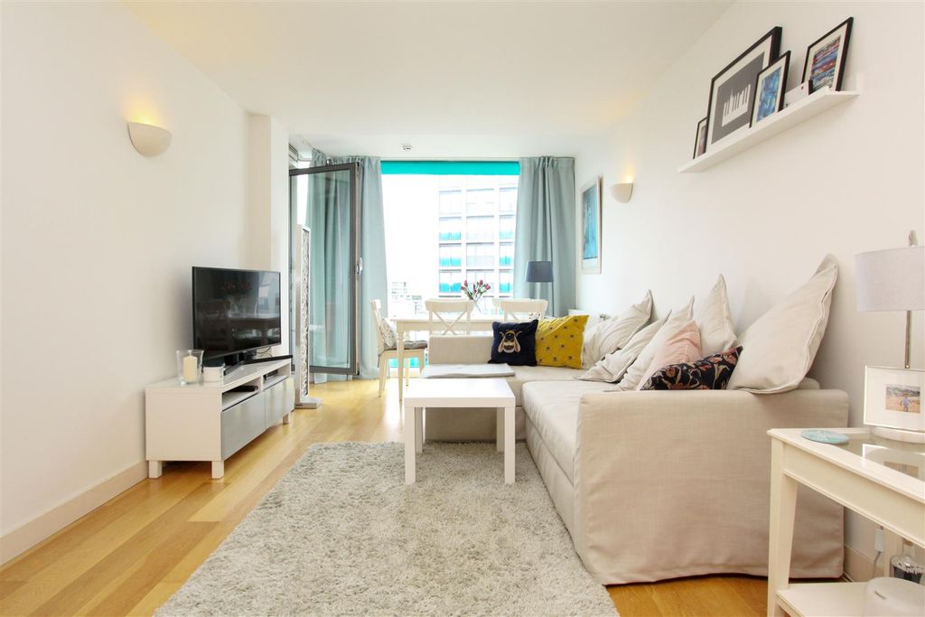 Property photo 2 of 11 Lounge