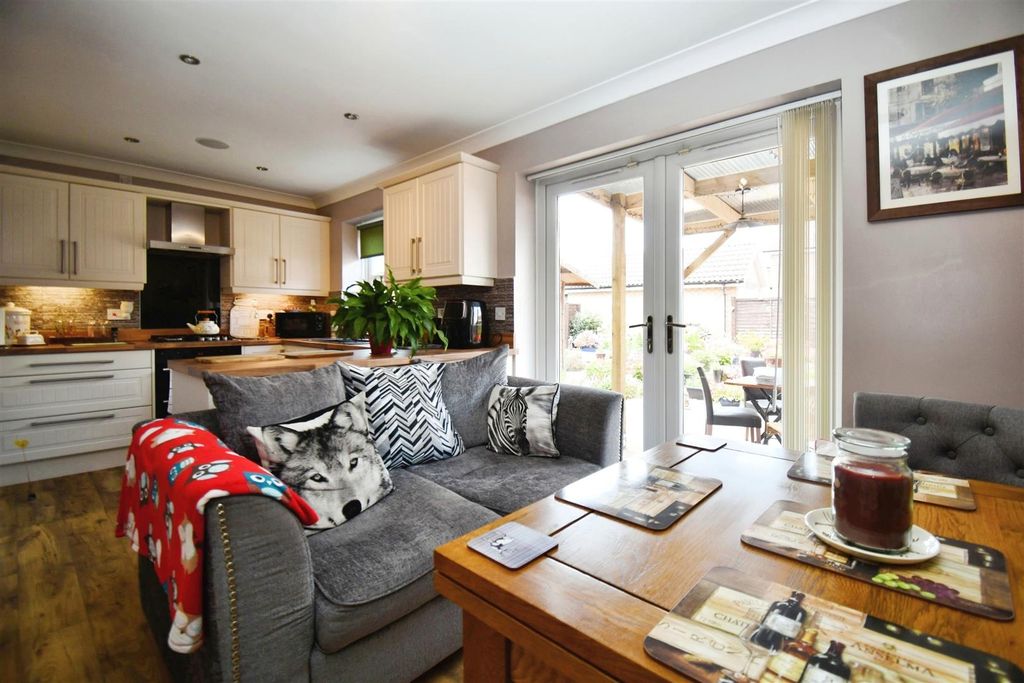 Property photo 3 of 25 Dining Kitchen