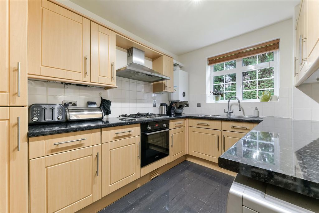 Property photo 2 of 15 Freshmount Gardens (13).Jpg