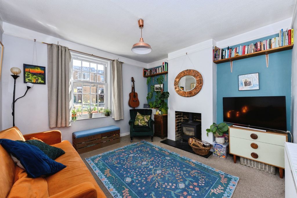 Property photo 3 of 17 Lounge