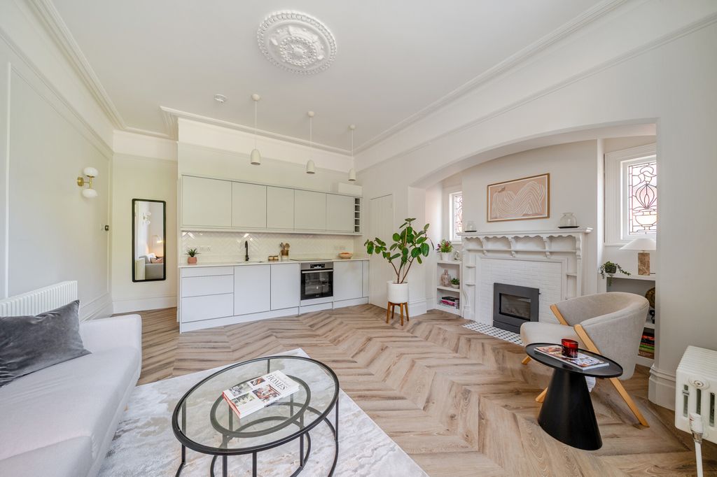 Property photo 1 of 8 Kitchen / Sitting Room