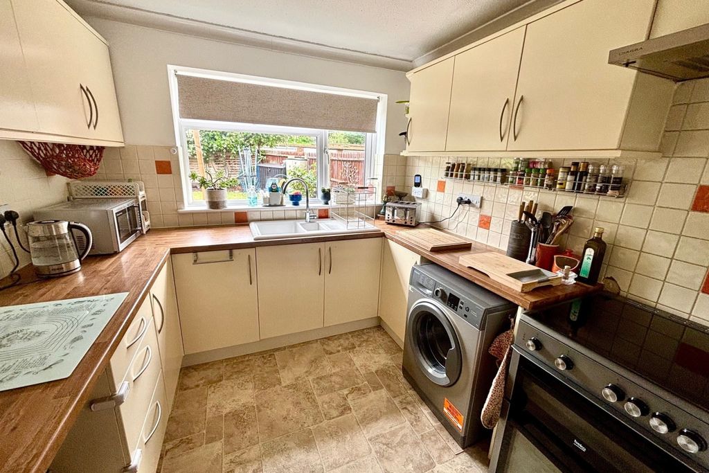 Property photo 3 of 8 Kitchen